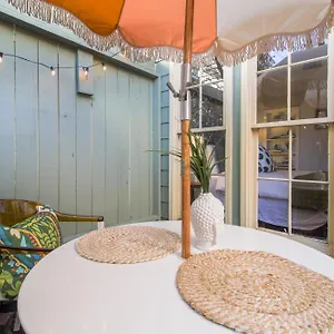  Apartment Private Patio Retreat In Charming Downtown